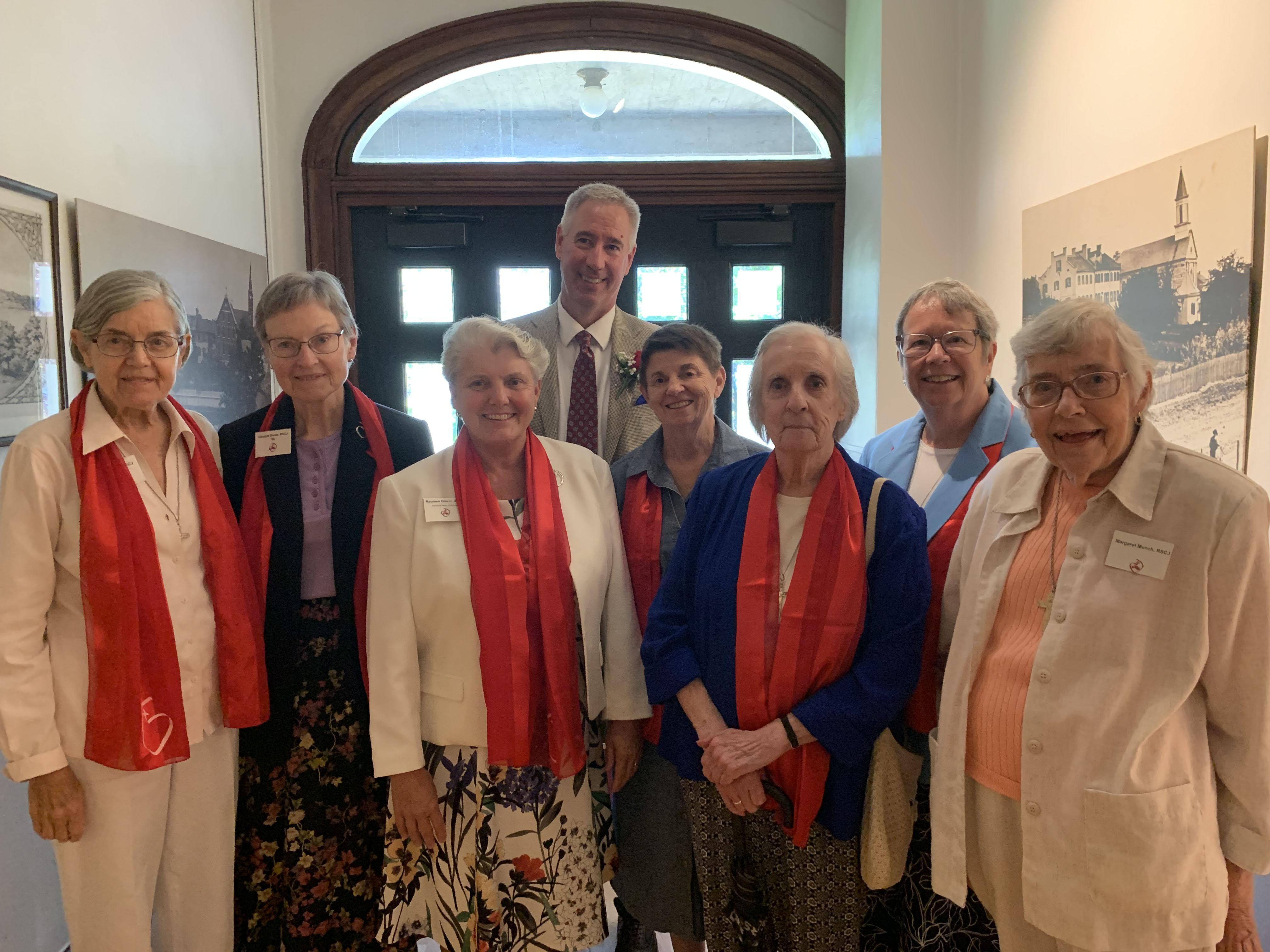 Timothy Horner (middle) with (from left to right) Nancy Koke, RSCJ; Carolyn Osiek, RSCJ; Maureen Glavin, RSCJ; Lynne Lieux, RSCJ; Suzanne Cooke, RSCJ; and Margaret Munch, RSCJ. (Photo courtesy of  Academy of the Sacred Heart)